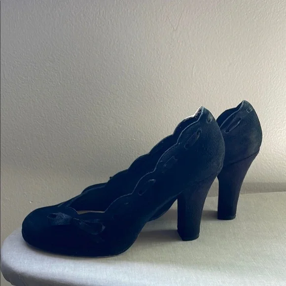Daisy Fuentes Black Suede Scallop Laced Trim Heels Size 7 - Picture 7 of 10